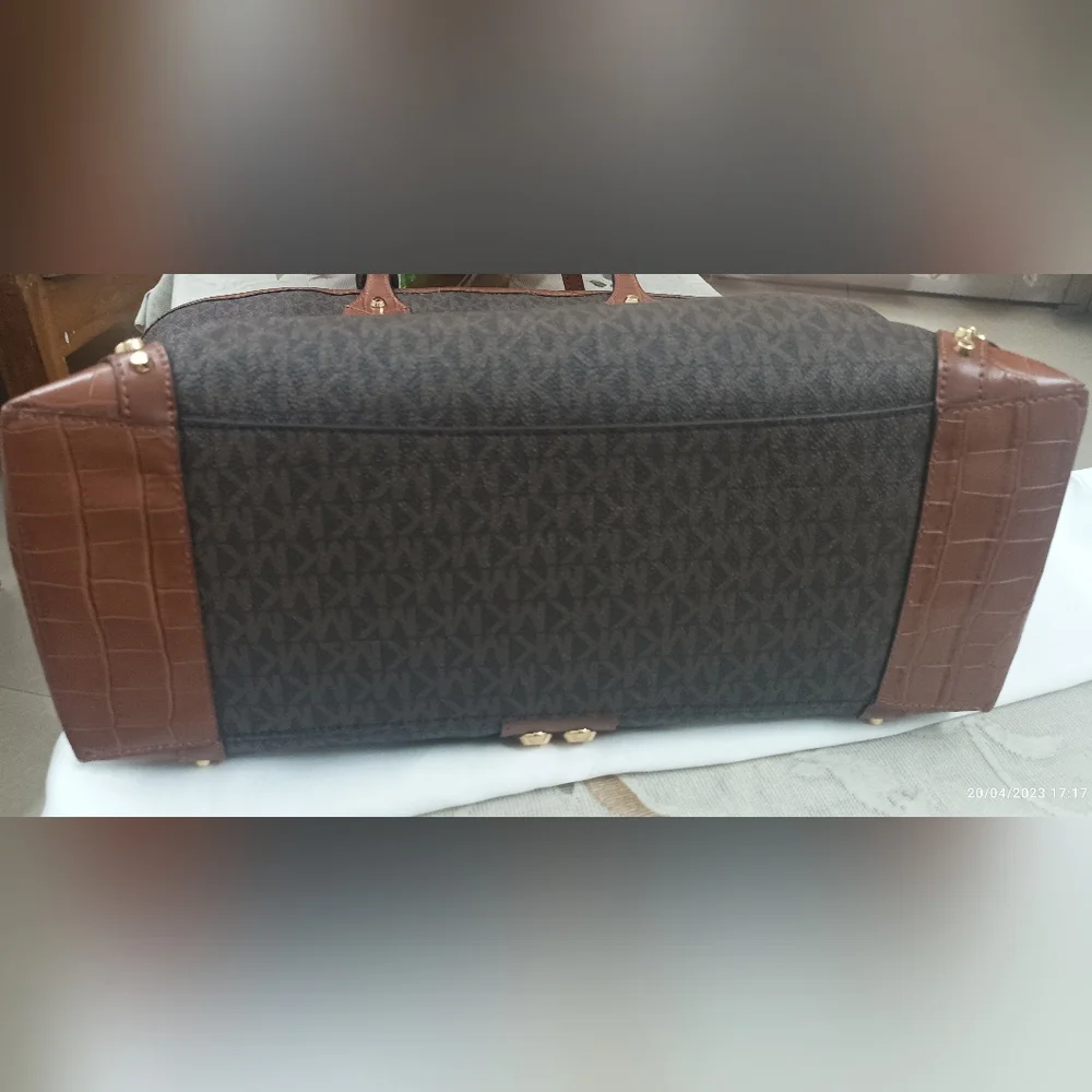 Authentic Michael Kors Eva Tote and Pouch - Picture 6 of 11